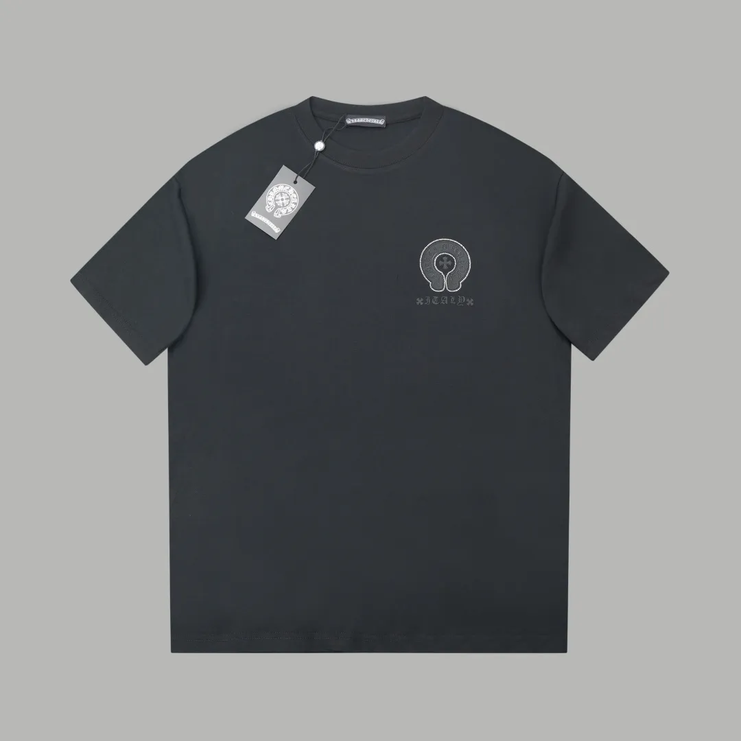 🅿️230 ✨CH✨🆕25SS spring and summer new style Crow Heart ✝ Rack logo leather label hot-drilled short sleeves Light luxury essential item for daily commuting for men and women Correct version Welcome to compare Detailed features · 260 grams of 100% pure cotton double yarn jersey fabric · Custom dyed in the same cylinder, special thickened 32 pieces of double-strand 1X1 thread · Double-needle stitching and cross-stitching technology · Original main mark, washed tag, brand moisture-proof paper packaging Color: white/black/purple/grey Size: S/M/L/XL